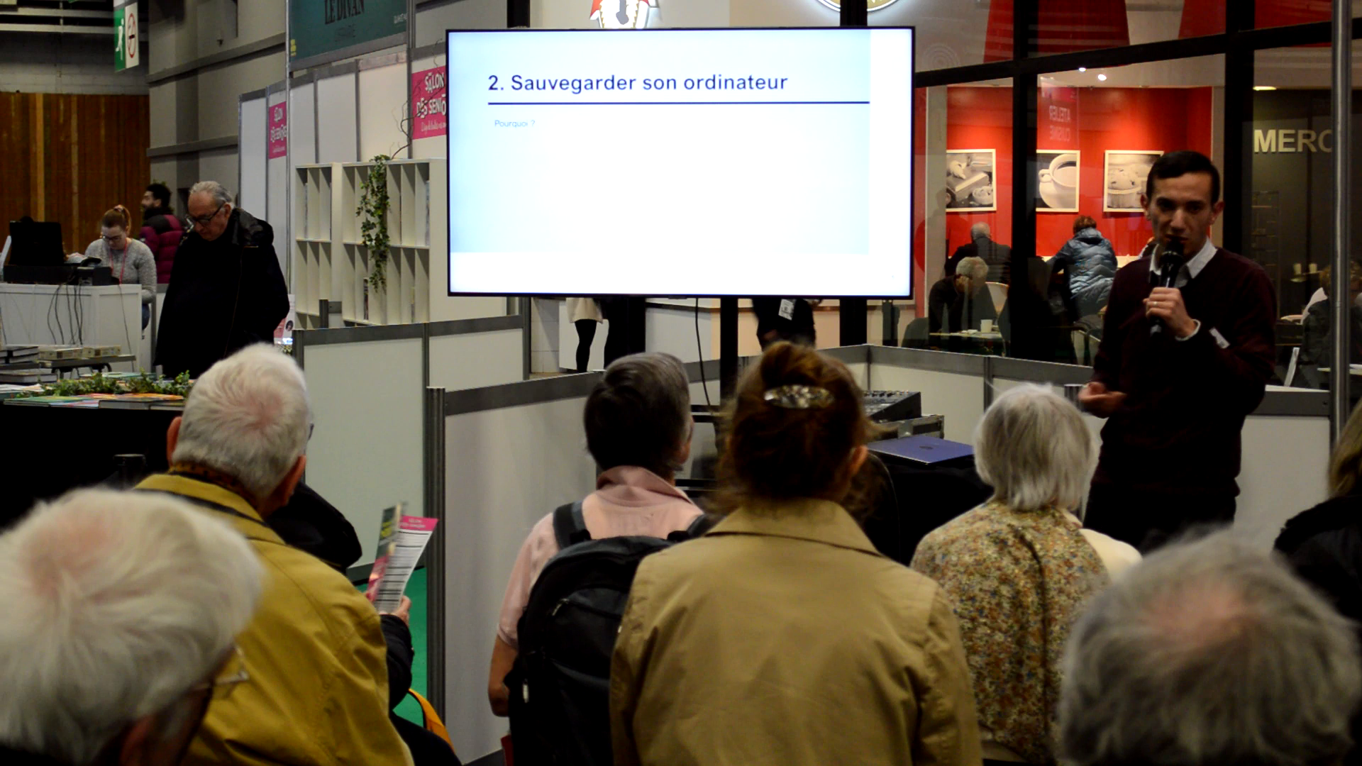 Atelier numérique avec public attentif